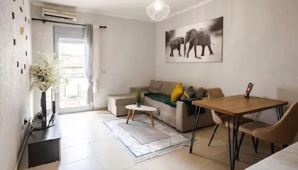 Tirane, jepet me qera apartament 1+1 Kati 1, 70 m² 700 € (Mine peza)