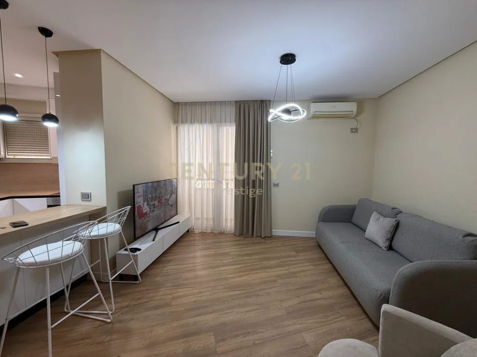 Tirane, jepet me qera apartament 1+1 Kati 1, 70 m² 750 € (Pazari i Ri)