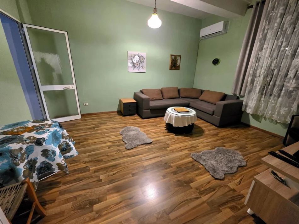 Tirane, jepet me qera apartament 1+1 Kati 1, 71 m² 500 € (Rruga Myslym Shyri)