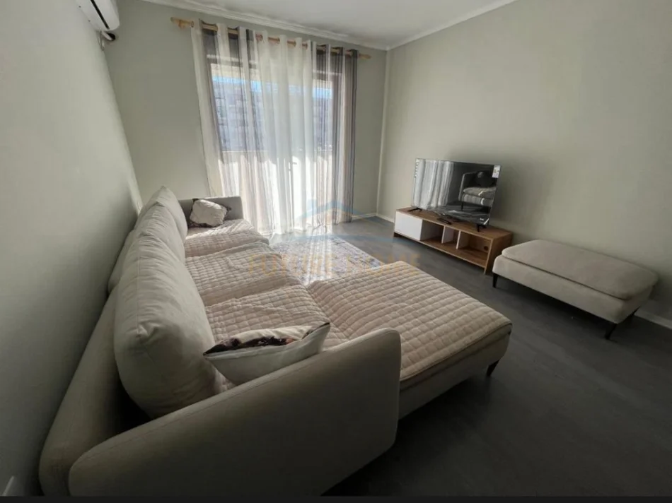 Tirane, jepet me qera apartament 1+1 Kati 1, 75 m² 500 € (Rruga 5 Maji)