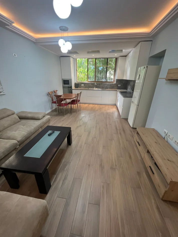 Tirane, jepet me qera apartament 1+1 Kati 1, 75 m² 600 € (rruga e kavajes)