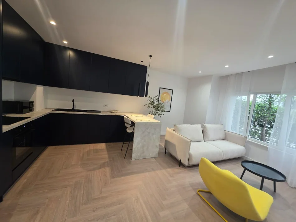 Tirane, jepet me qera apartament 1+1 Kati 1, 75 m² 800 € (kodra e diellit 2)