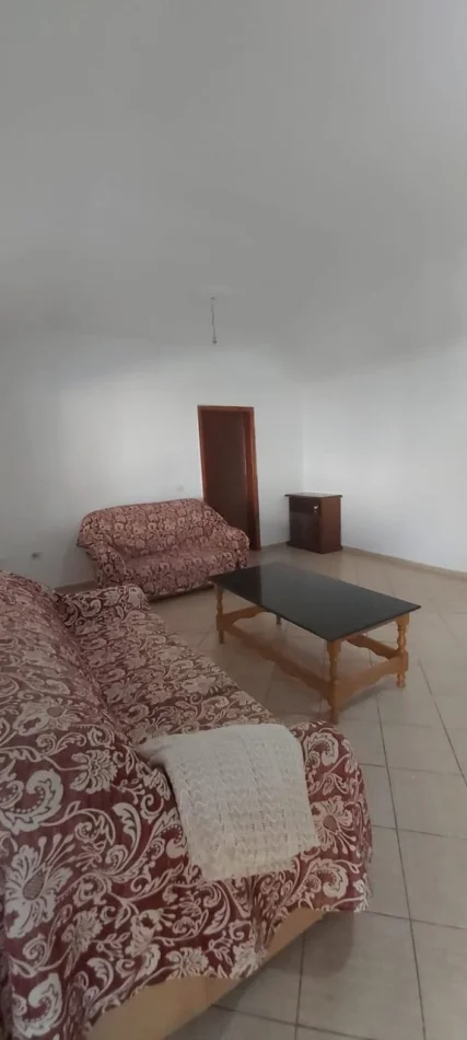 Tirane, jepet me qera apartament 1+1 Kati 1, 80 m² 350 € (Jordan Misja)
