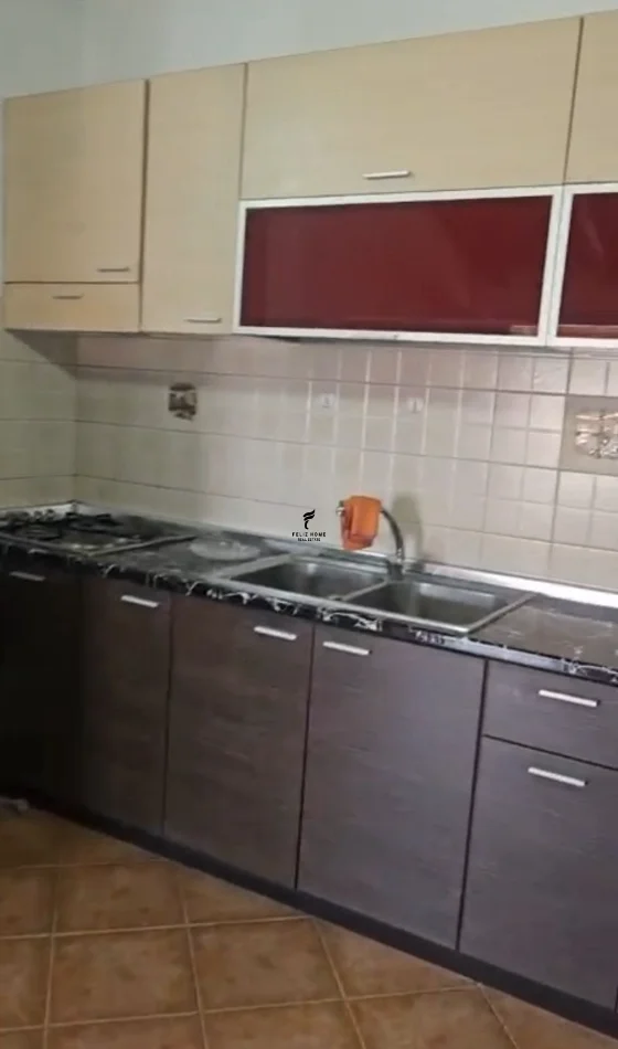 Tirane, jepet me qera apartament 1+1 Kati 1, 80 m² 400 € (SIRI KODRA)