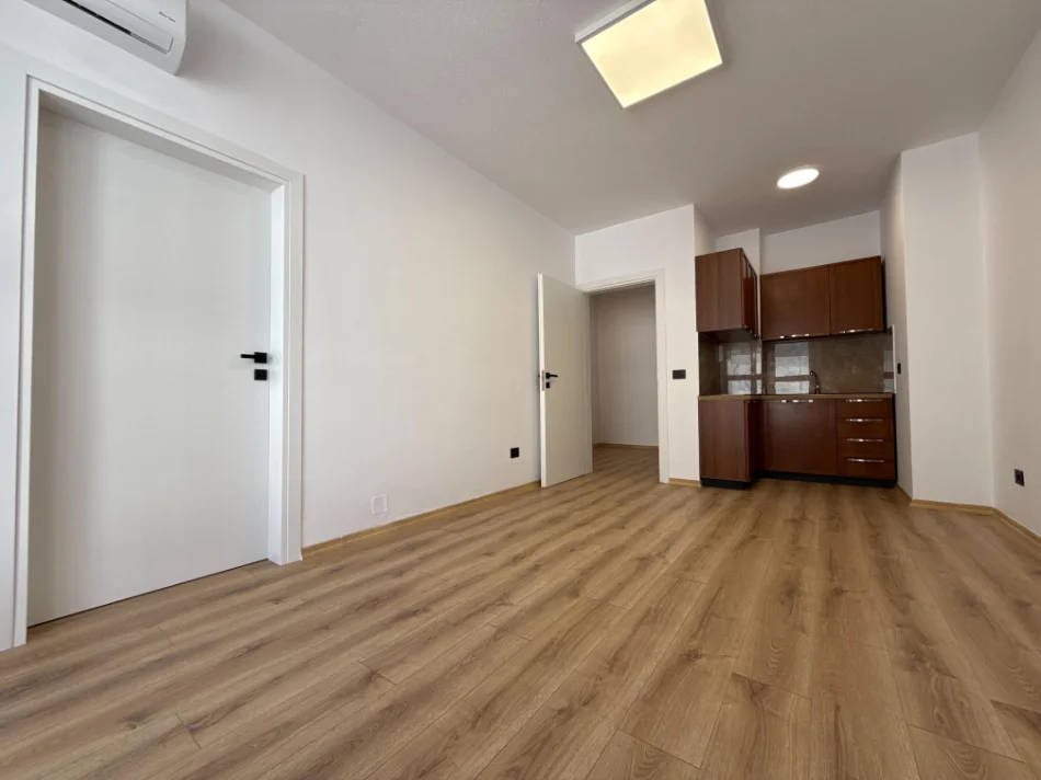 Tirane, jepet me qera apartament 1+1 Kati 2, 110 m² 750 € (ish Ekspozita)