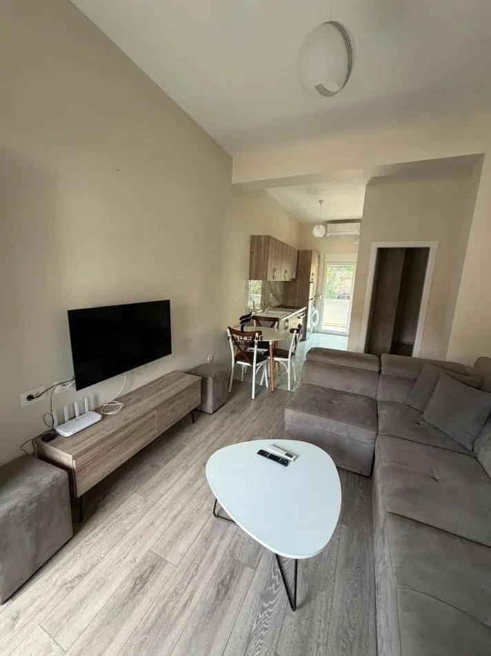 Tirane, jepet me qera apartament 1+1 Kati 2, 194 m² 350 € (SHKOZE)