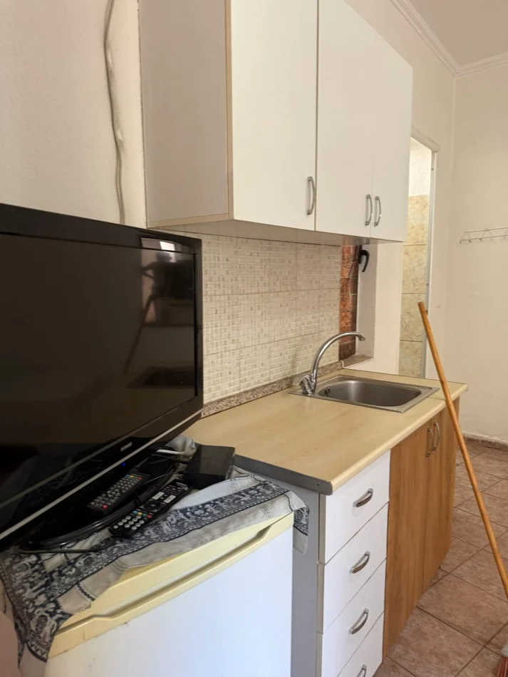 Tirane, jepet me qera apartament 1+1 Kati 2, 20 m² 200 € (Rruga Beqir Luga)
