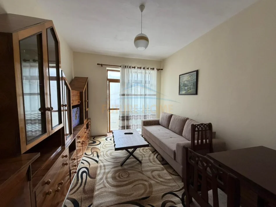 Tirane, jepet me qera apartament 1+1 Kati 2, 48 m² 550 € (prane Gjimnazit Petro Nini Luarasi, Tirane)