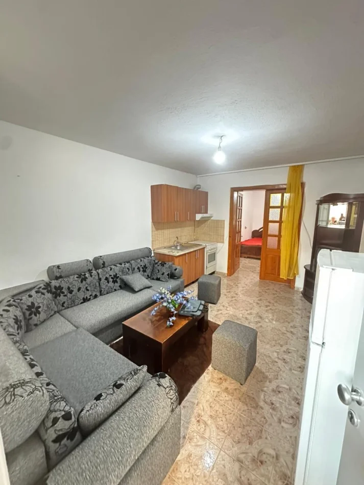 Tirane, jepet me qera apartament 1+1 Kati 2, 50 m² 350 € (Shkolla e Bashkuar)
