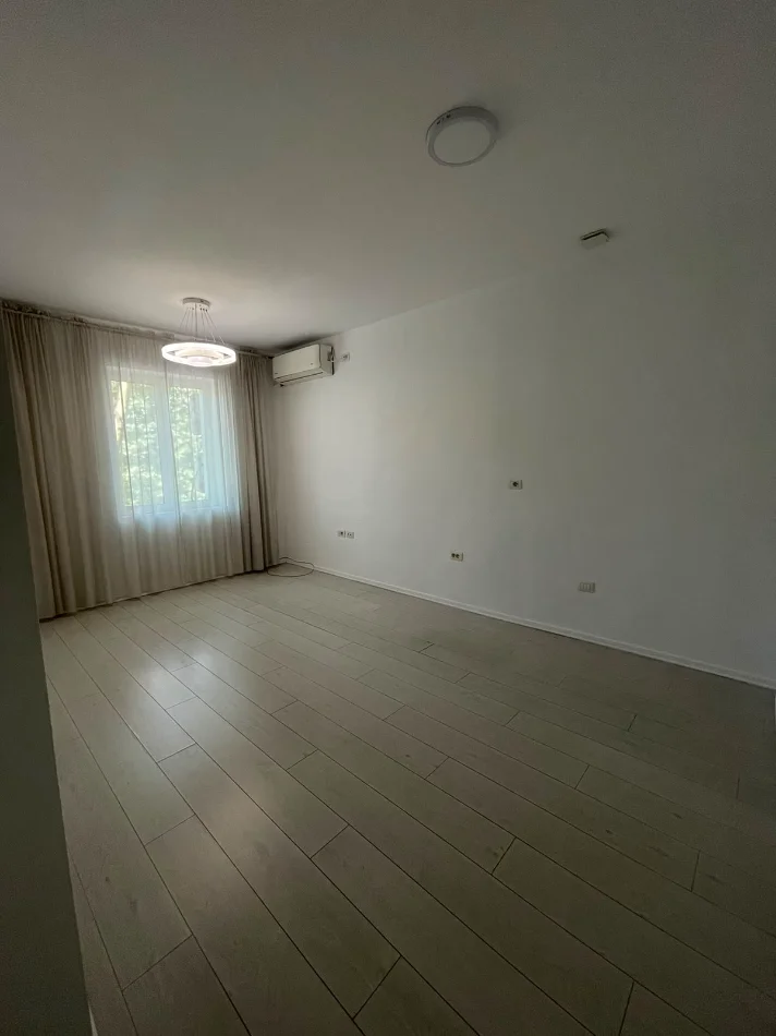 Tirane, jepet me qera apartament 1+1 Kati 2, 50 m² 6.500 € (pallatet agimi)