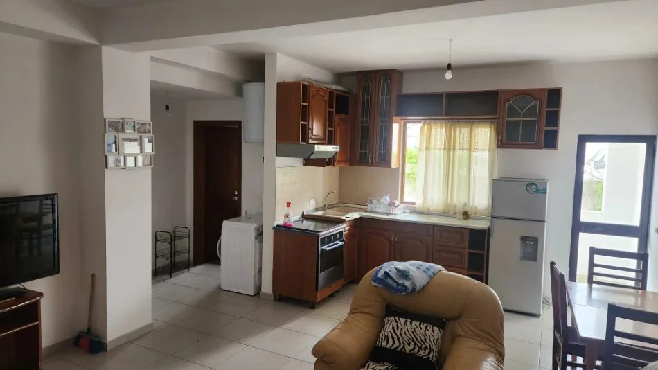 Tirane, jepet me qera apartament 1+1 Kati 2, 55 m² 300 € (Sauk)