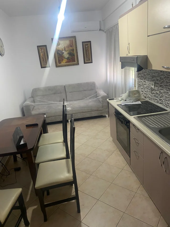 Tirane, jepet me qera apartament 1+1 Kati 2, 55 m² 500 € (Komuna e Parisit ,rruga Medar Shtylla)