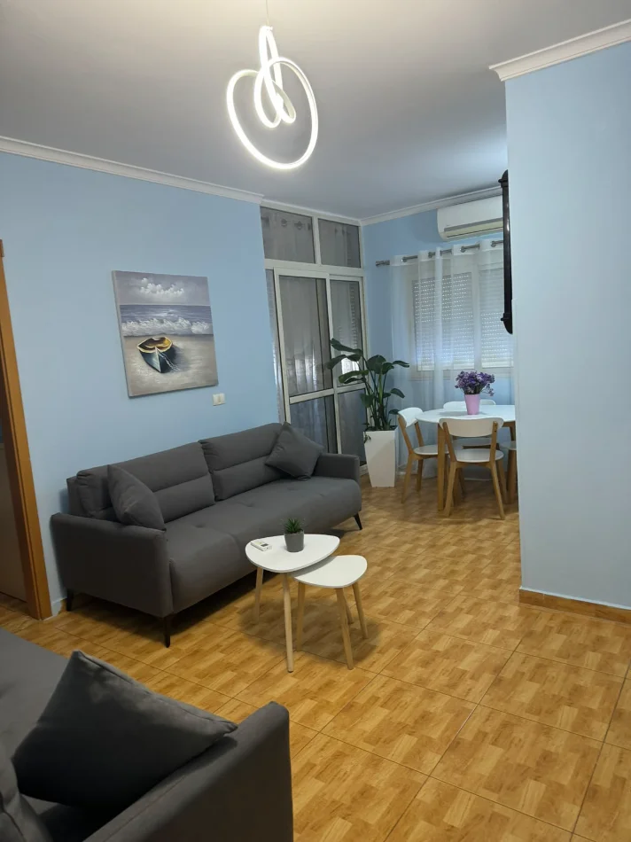 Tirane, jepet me qera apartament 1+1 Kati 2, 55 m² 690 € (Rruga e Barrikadave)