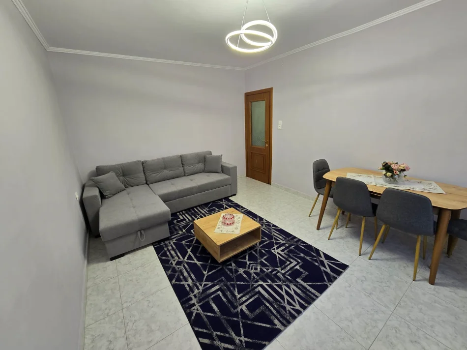 Tirane, jepet me qera apartament 1+1 Kati 2, 56 m² 550 € (PRANE RESTORANTIT PIRRO MANI)