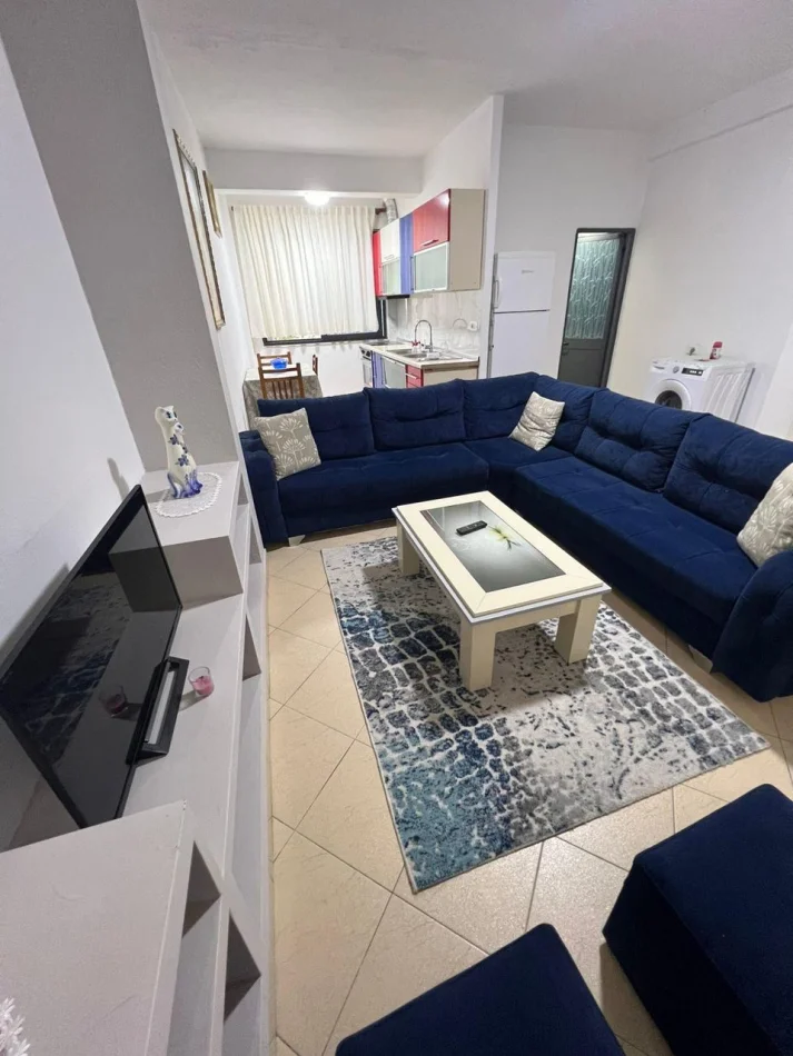 Tirane, jepet me qera apartament 1+1 Kati 2, 60 m² 400 € (Rruga 5 Maji)