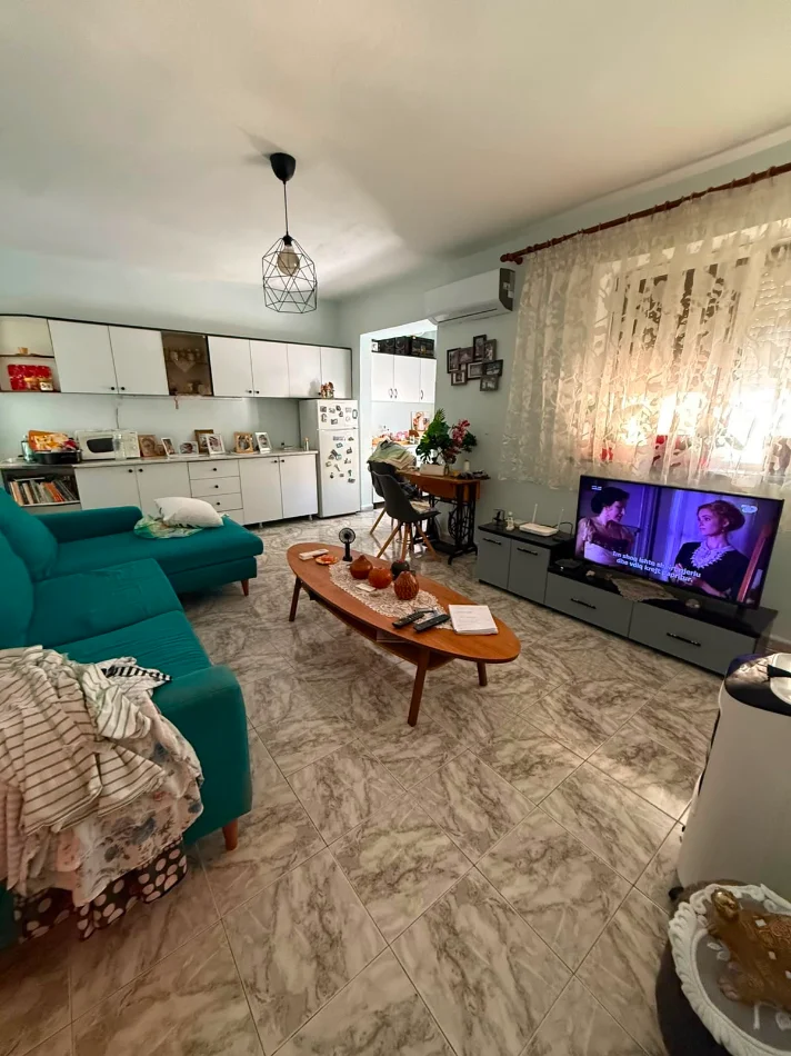 Tirane, jepet me qera apartament 1+1 Kati 2, 60 m² 45.000 Lek (Ish Tregu Elektrik prane Neptunit)