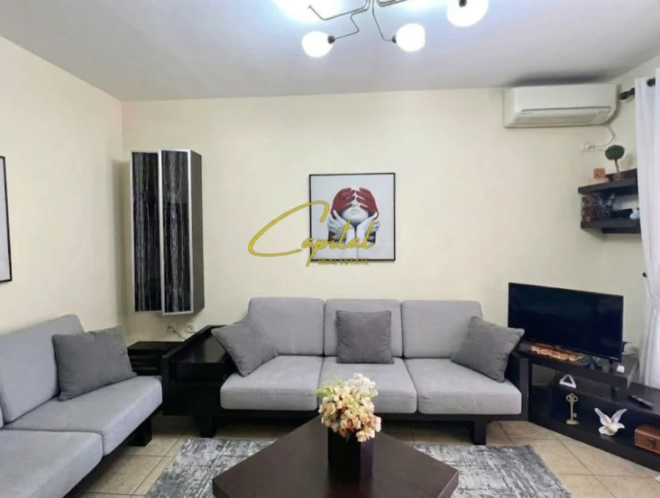 Tirane, jepet me qera apartament 1+1 Kati 2, 60 m² 450 € (BULEVARDI BAJRAM CURRI)