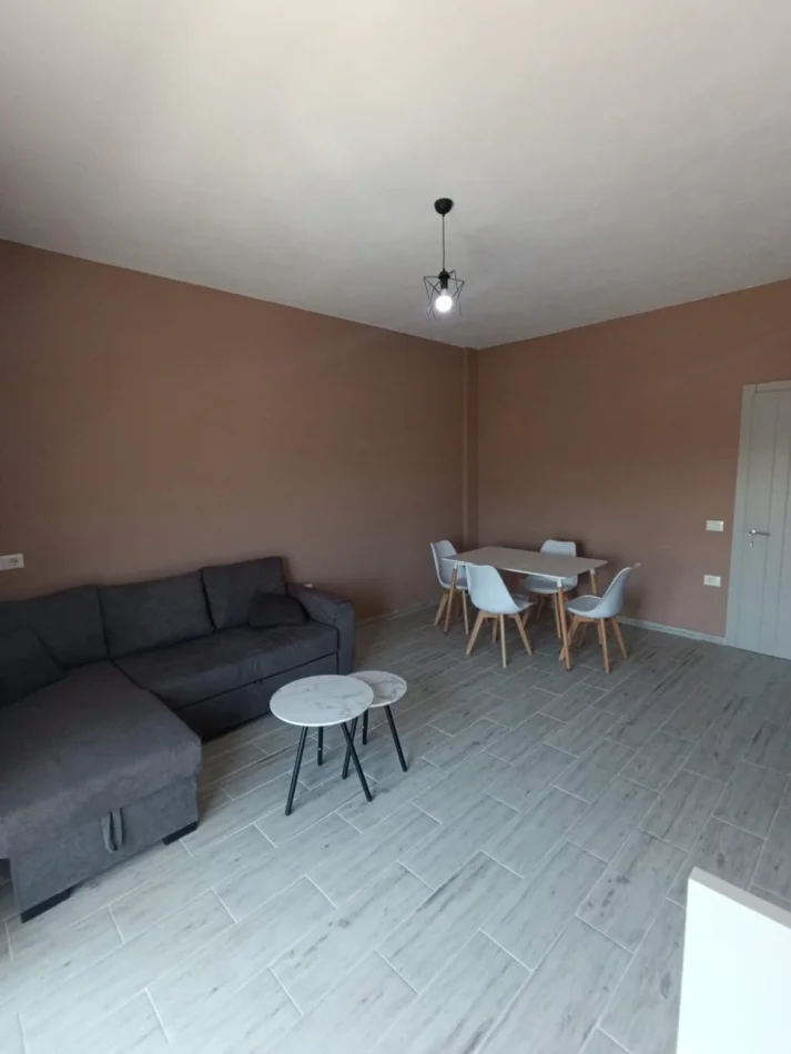 Tirane, jepet me qera apartament 1+1 Kati 2, 65 m² 300 € (Mezez Kashar)