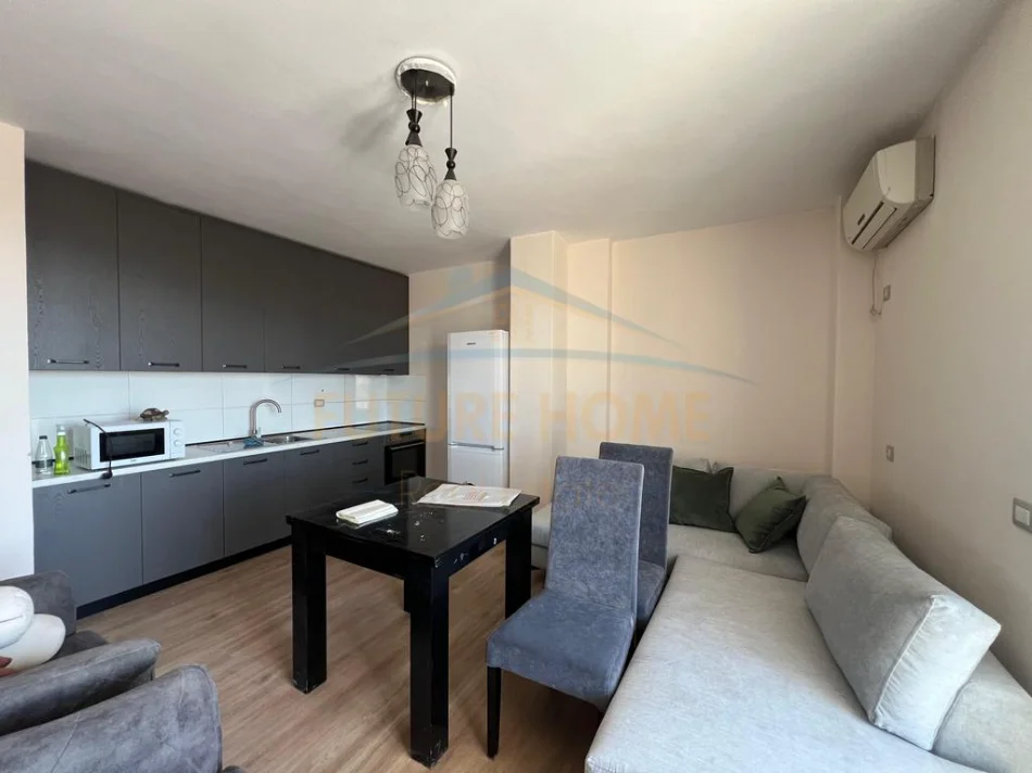 Tirane, jepet me qera apartament 1+1 Kati 2, 65 m² 400 € (FRESK)