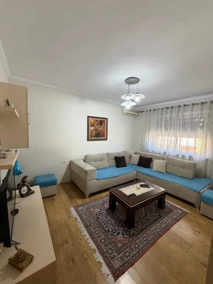 Tirane, jepet me qera apartament 1+1 Kati 2, 65 m² 460 € (Shkolla e Bashkuar)