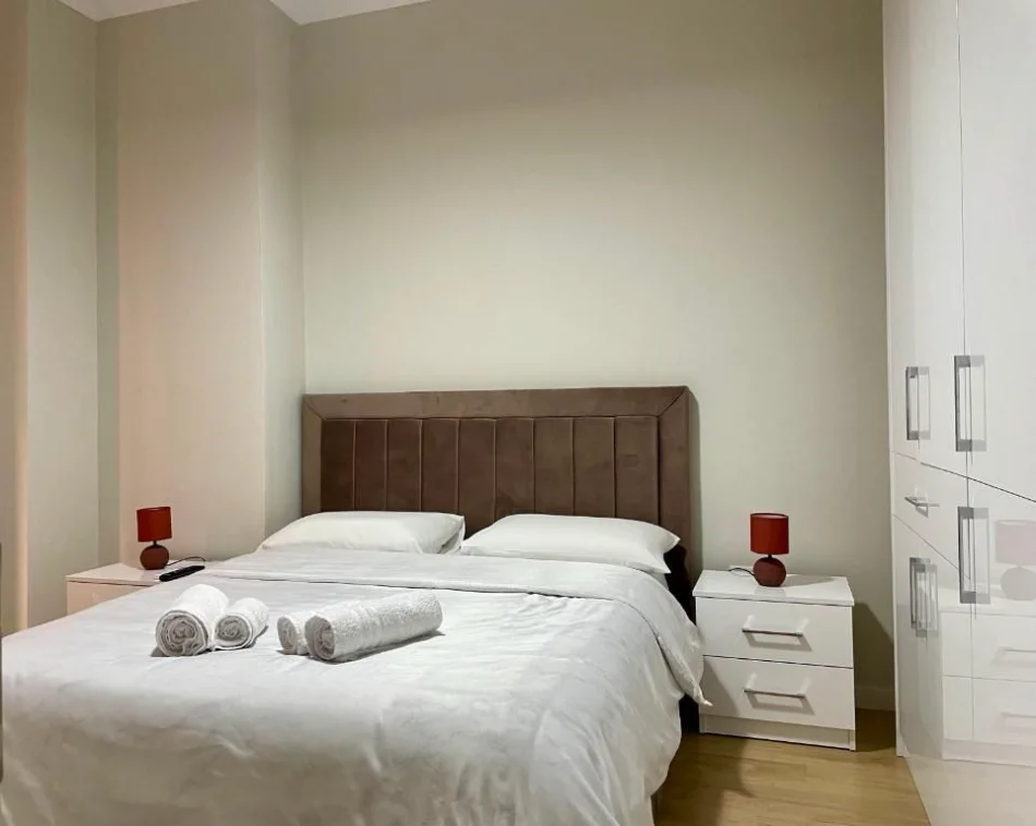 Tirane, jepet me qera apartament 1+1 Kati 2, 65 m² 650 € (21 Dhjetori, Rruga Muhamet Gjollesha ,Tiranë)