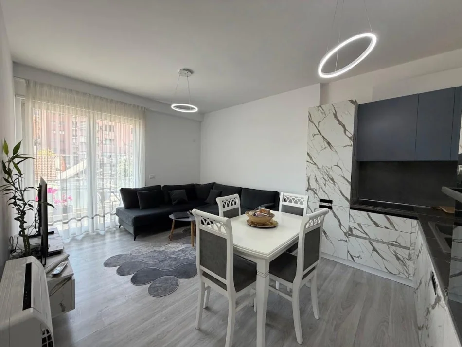 Tirane, jepet me qera apartament 1+1 Kati 2, 65 m² 750 € (Rruga e Barrikadave)