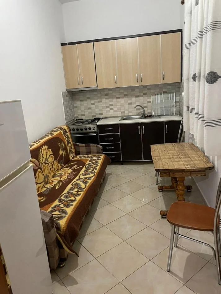 Tirane, jepet me qera apartament 1+1 Kati 2, 70 m² 360 € (Rruga 5 Maji)