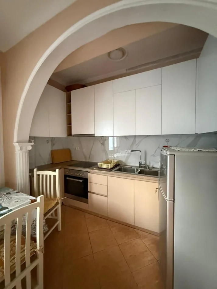 Tirane, jepet me qera apartament 1+1 Kati 2, 70 m² 400 € (Rruga 5 Maji)