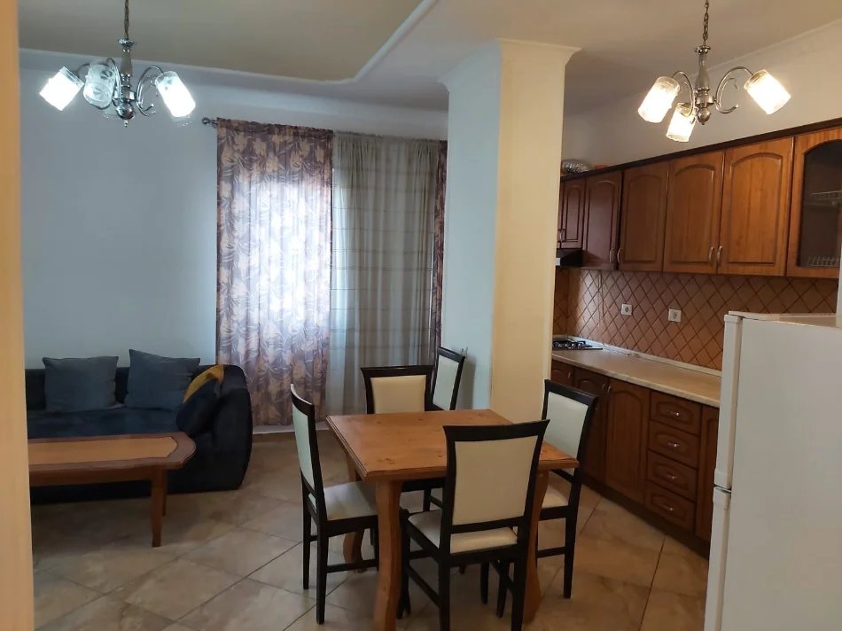 Tirane, jepet me qera apartament 1+1 Kati 2, 70 m² 450 € (Nela 6)