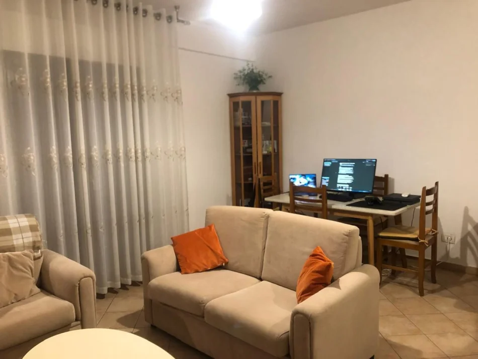 Tirane, jepet me qera apartament 1+1 Kati 2, 70 m² 500 € (Komuna Parisit)
