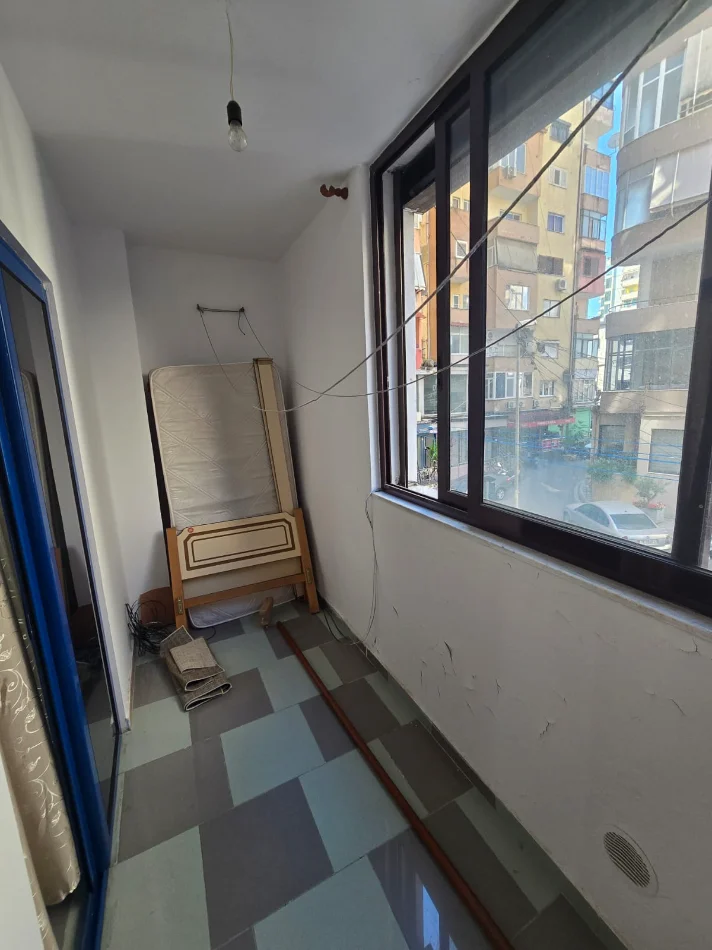 Tirane, jepet me qera apartament 1+1 Kati 2, 70 m² 500 € (Ruga Elbasanit , Mbrapa shkolles Asim Vokshi)