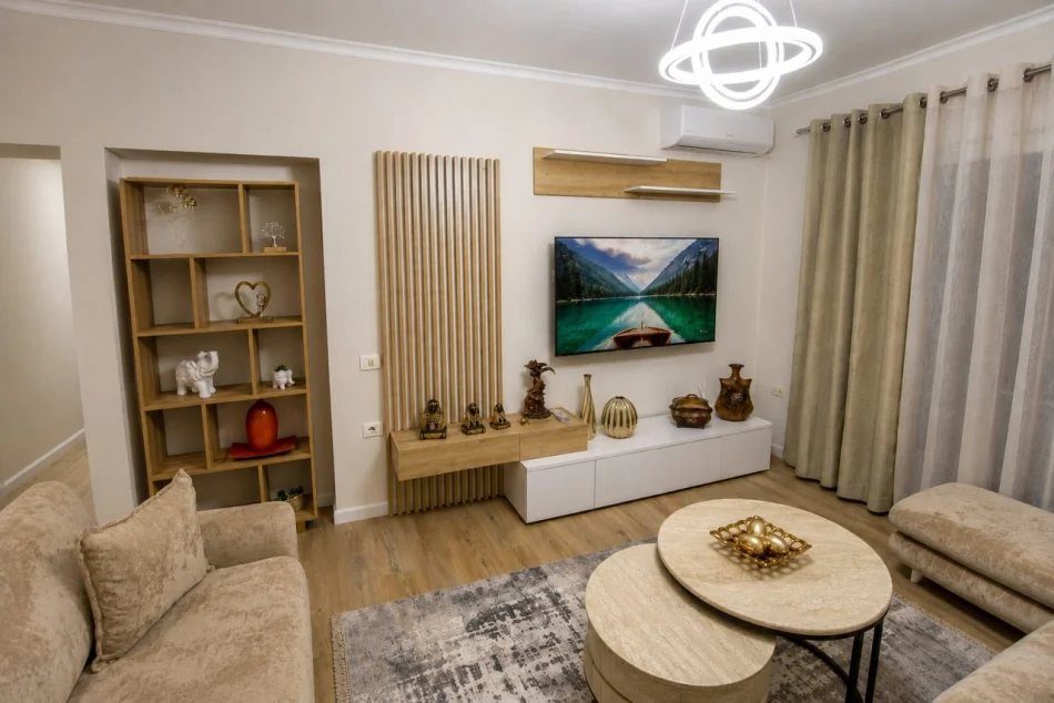 Tirane, jepet me qera apartament 1+1 Kati 2, 70 m² 500 € (Xhamlliku)