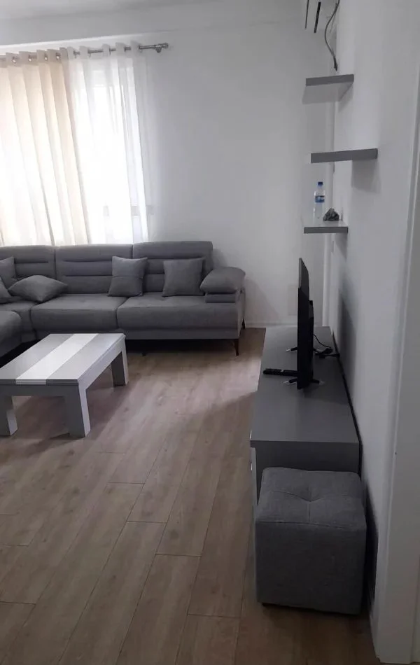 Tirane, jepet me qera apartament 1+1 Kati 2, 70 m² 500 € (Yzberisht)