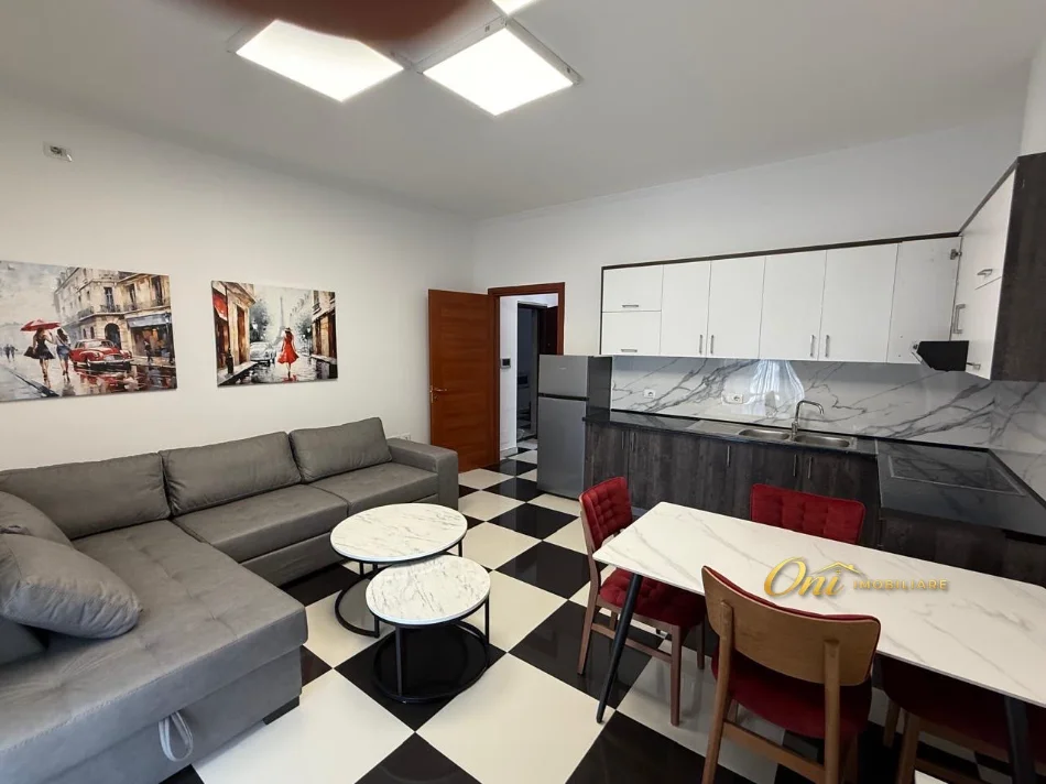 Tirane, jepet me qera apartament 1+1 Kati 2, 70 m² 600 € (XHAMLLIKU)
