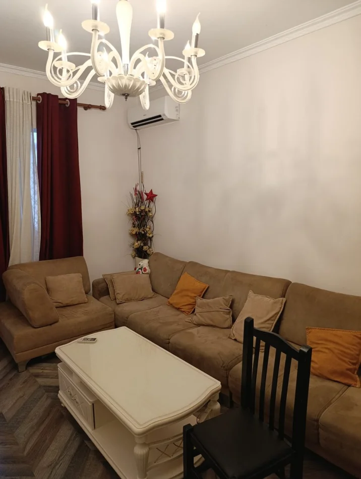 Tirane, jepet me qera apartament 1+1 Kati 2, 75 m² 500 € (Rruga 5 Maji)