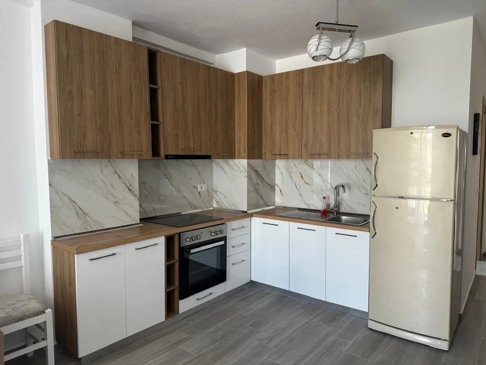 Tirane, jepet me qera apartament 1+1 Kati 2, 78 m² 400 € (Rruga 5 Maji)