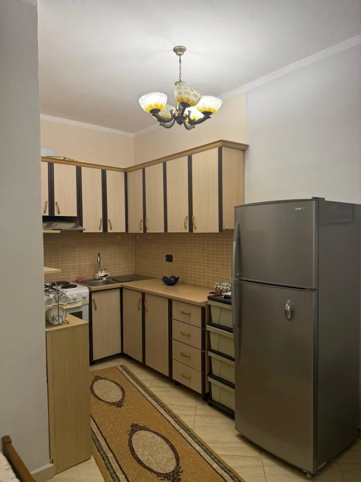 Tirane, jepet me qera apartament 1+1 Kati 2, 80 m² 400 € (Rruga Loni Ligori)