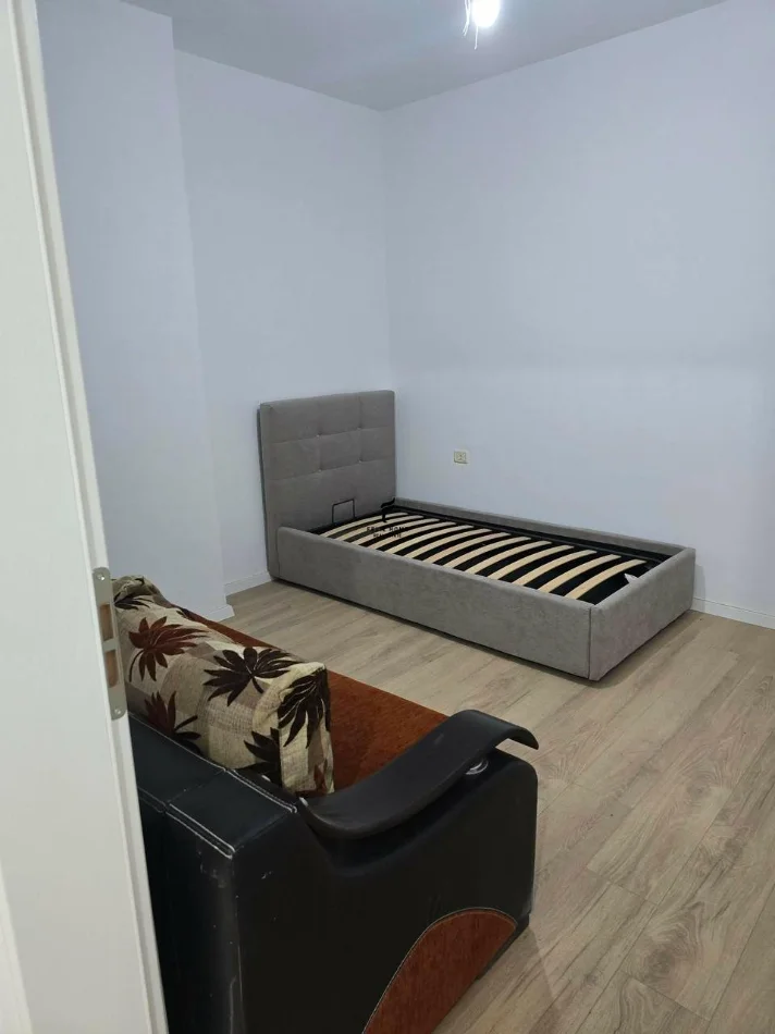 Tirane, jepet me qera apartament 1+1 Kati 2, 80 m² 500 € (5 MAJI)