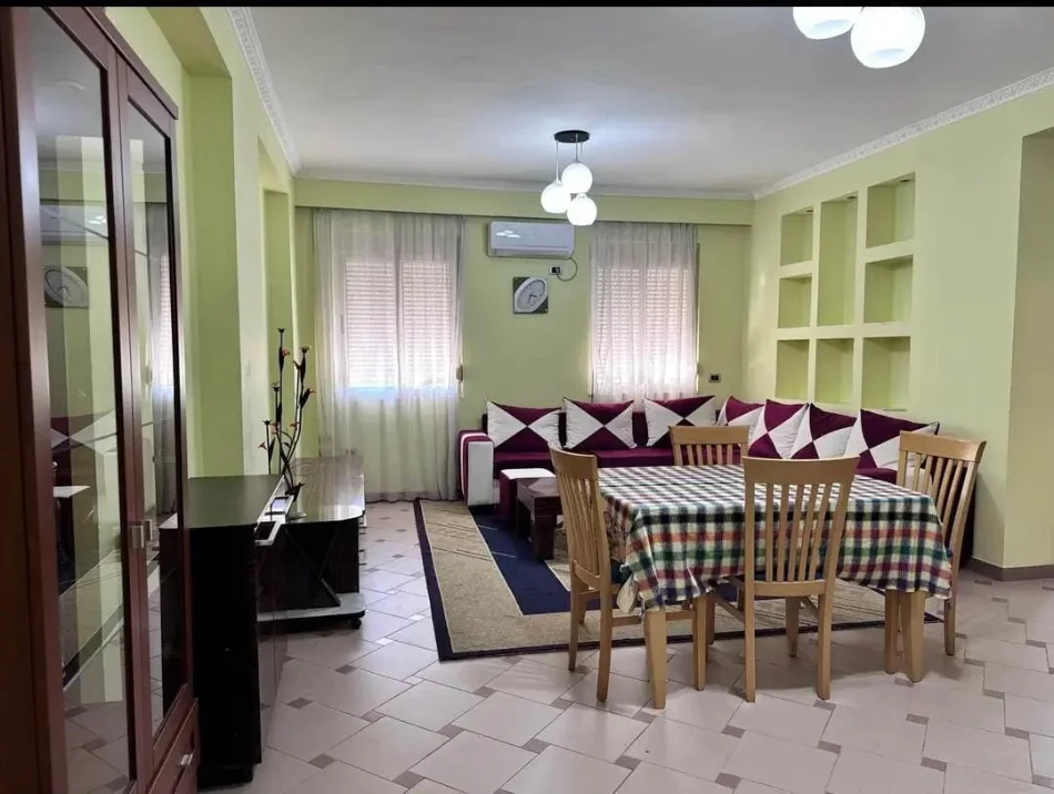 Tirane, jepet me qera apartament 1+1 Kati 2, 80 m² 700 € (Blloku i Ambasadave)