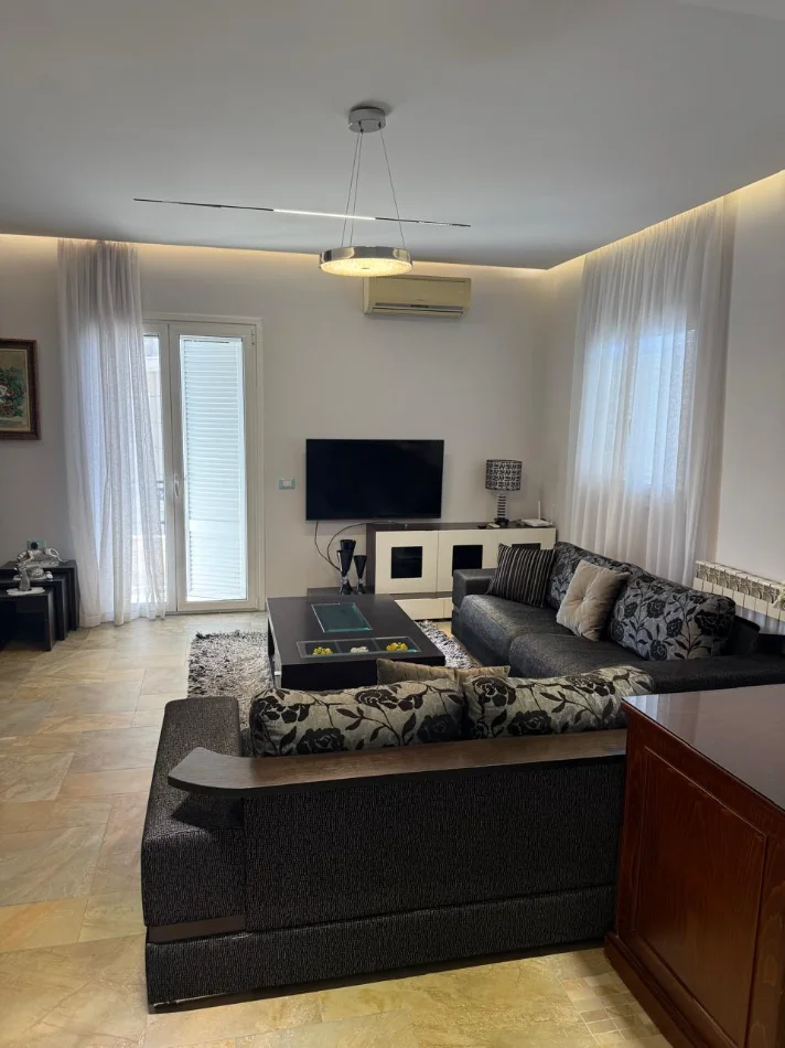 Tirane, jepet me qera apartament 1+1 Kati 3, 100 m² 450 € (RRUGA E ELBASANIT)