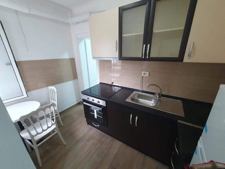 Tirane, jepet me qera apartament 1+1 Kati 3, 40 m² 450 € (RRUGA E DURRESIT)
