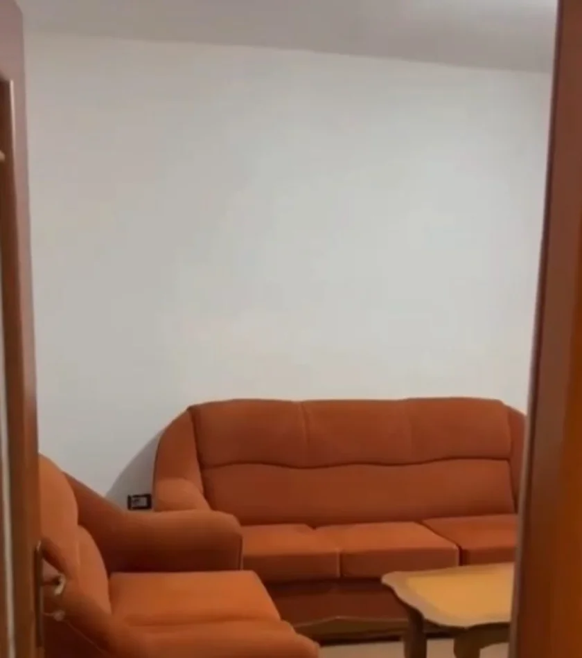Tirane, jepet me qera apartament 1+1 Kati 3, 50 m² 400 € (Stacioni i Trenit)