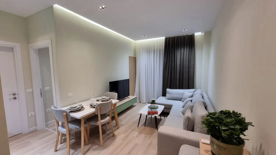 Tirane, jepet me qera apartament 1+1 Kati 3, 50 m² 650 € (Pranë Kishës, Rruga Kavajës , Qendër Tiranës)