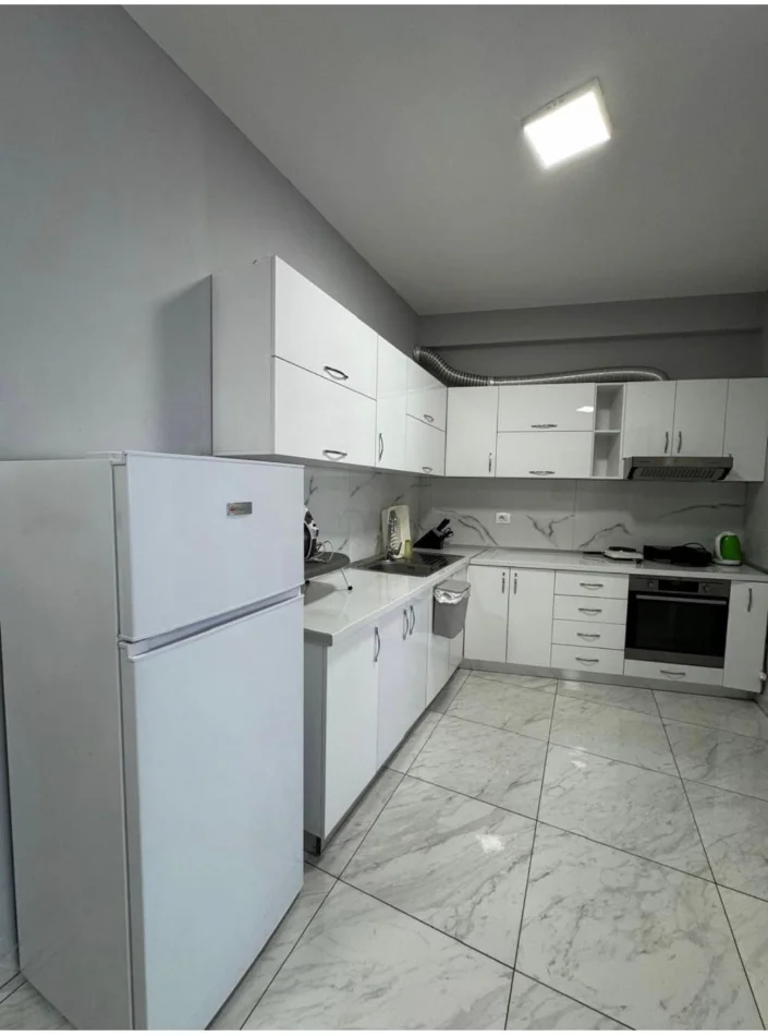 Tirane, jepet me qera apartament 1+1 Kati 3, 50 m² 800 € (KOMUNA E PARISIT KIKA 2)