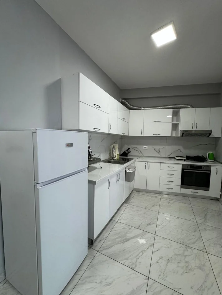 Tirane, jepet me qera apartament 1+1 Kati 3, 50 m² 800 € (Kompleksi Kika 2)