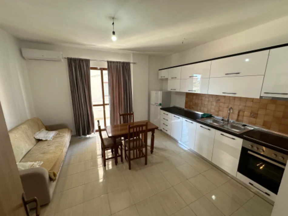 Tirane, jepet me qera apartament 1+1 Kati 3, 60 m² 40.000 Lek (Xhamllik perballe Karburant Kastrati)