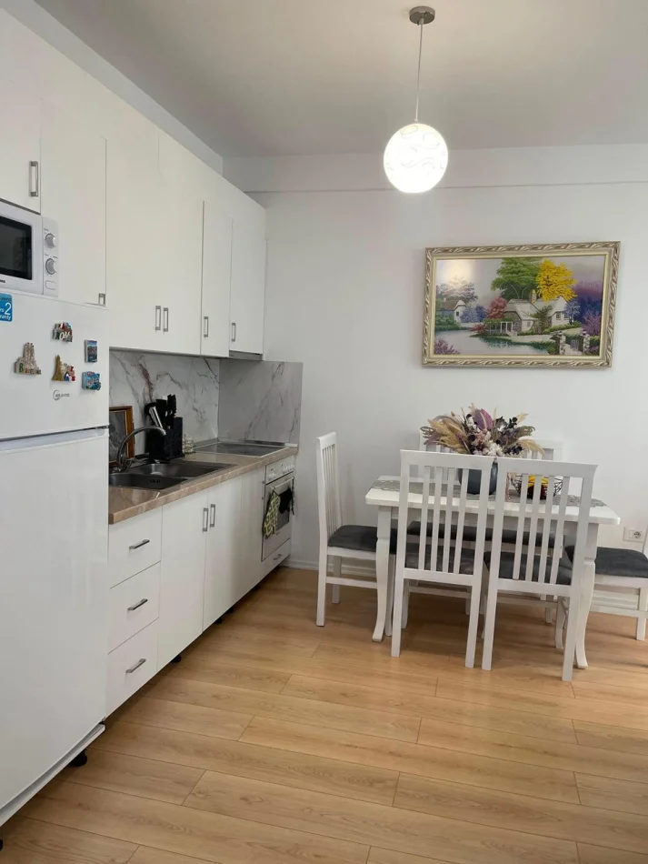 Tirane, jepet me qera apartament 1+1 Kati 3, 60 m² 400 € (Univers City)