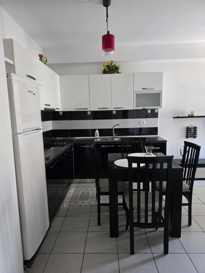 Tirane, jepet me qera apartament 1+1 Kati 3, 60 m² 430 € (Brryli)
