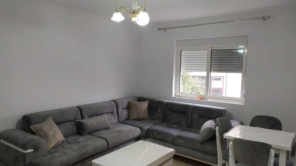 Tirane, jepet me qera apartament 1+1 Kati 3, 60 m² 500 € (Rruga sadik Petrela)