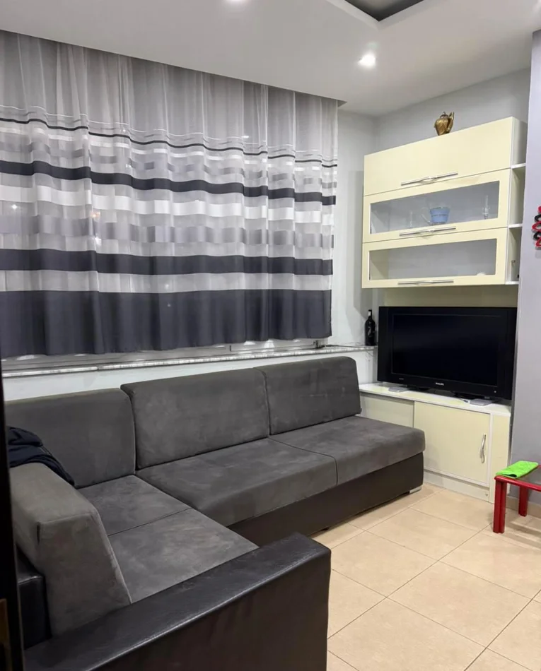 Tirane, jepet me qera apartament 1+1 Kati 3, 60 m² 500 € (TODI SHKURTI)
